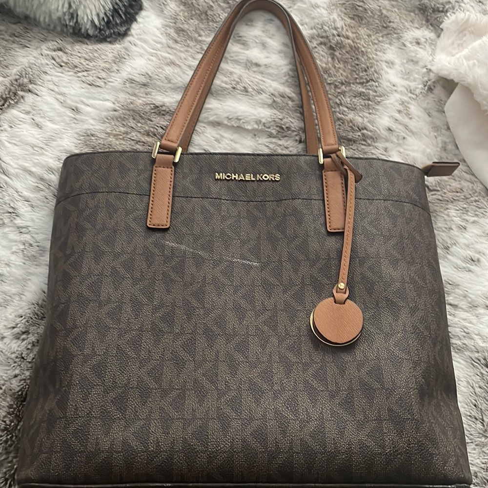 selling this Michael Kors bag. I don’t use it and it’s in good condition